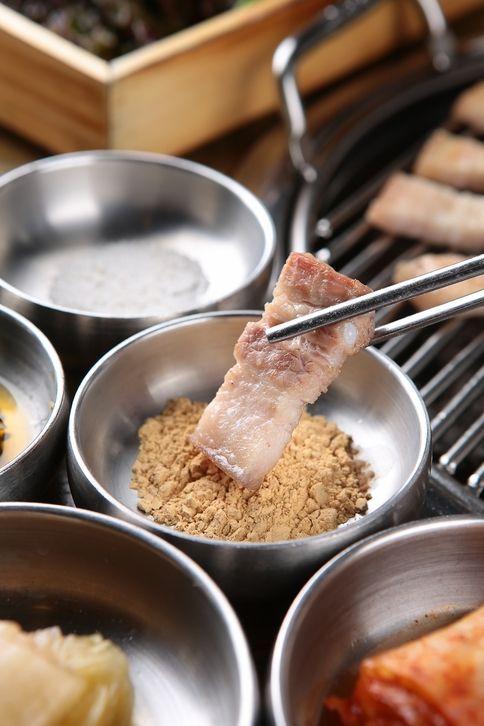 韓国人はみんな知ってる美味しいお肉の食べ方！、韓国焼肉、韓国BBQ、韓国牛肉、ハヌ、韓牛、ホンデ美味しいお店、ホンデ、ホンデ人気のお店、ホンデ観光、ホンデ旅行、話題のお店、焼肉、サムギョプサル、